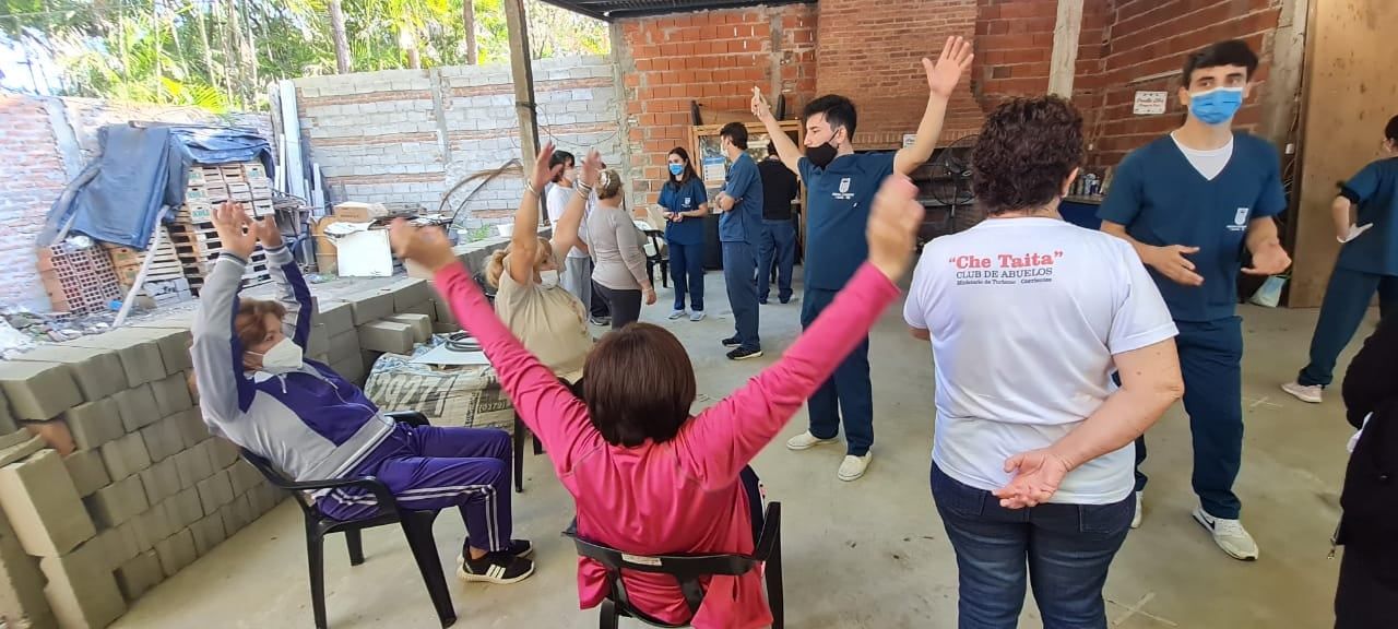 Trabajo práctico de estudiantes de kinesiología de la UNNEen Ché Taitá
