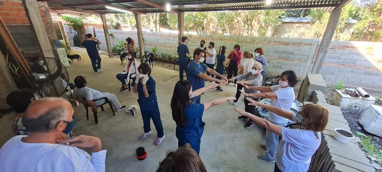 Trabajo práctico de estudiantes de kinesiología de la UNNEen Ché Taitá