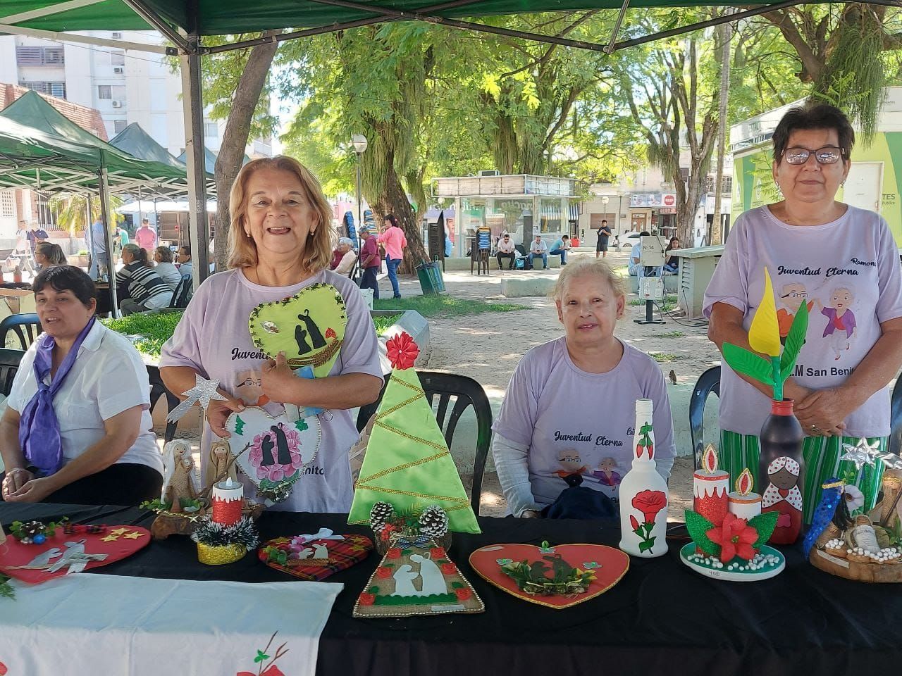 Adultos mayores de los CIAMexpusieron en la plaza Cabral