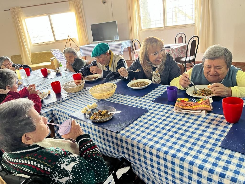 Desarrollo Social entregó recursos a Hogares de Adultos Mayores en el interior