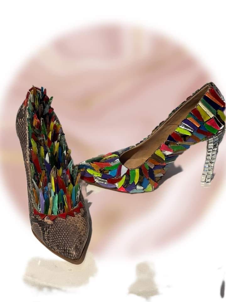 “Zapatos” de Diseños Sinclair de Violeta Grioglio por Laila E. Daitter