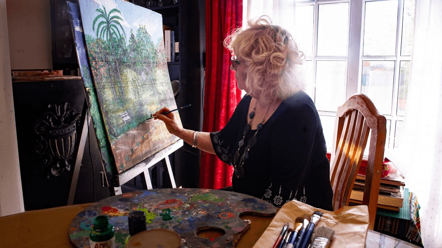 Upami, la plataforma educativa para personas mayores que brinda cursos y talleres gratuitos