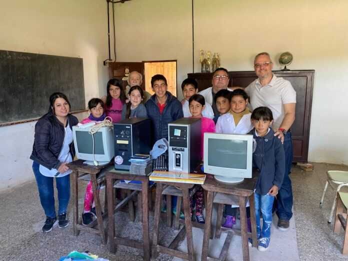 Personas mayores e infantes recibieron equipos informáticos donados por la UNNE