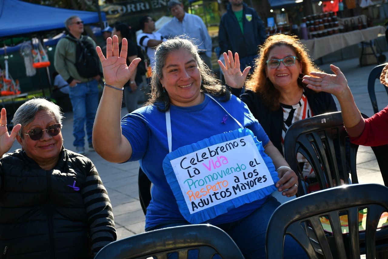 En la plaza Cabral se concientizó contra el abuso y maltrato a los AM