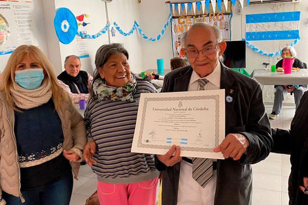 Tiene 78 años y se recibió de médico: “Este título significa toda una vida para mí”