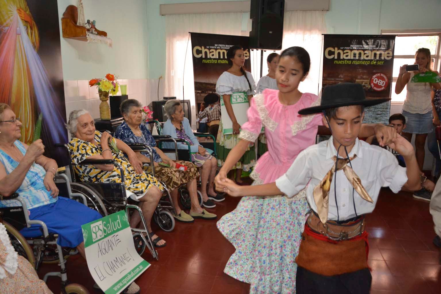 La sangre joven del Chamamé alegró con sus acordes a los ancianos del Geriátrico Juana C. de Chapo
