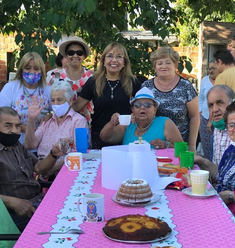 Los adultos mayores disfrutaron de un té entre ritmo y charlas
