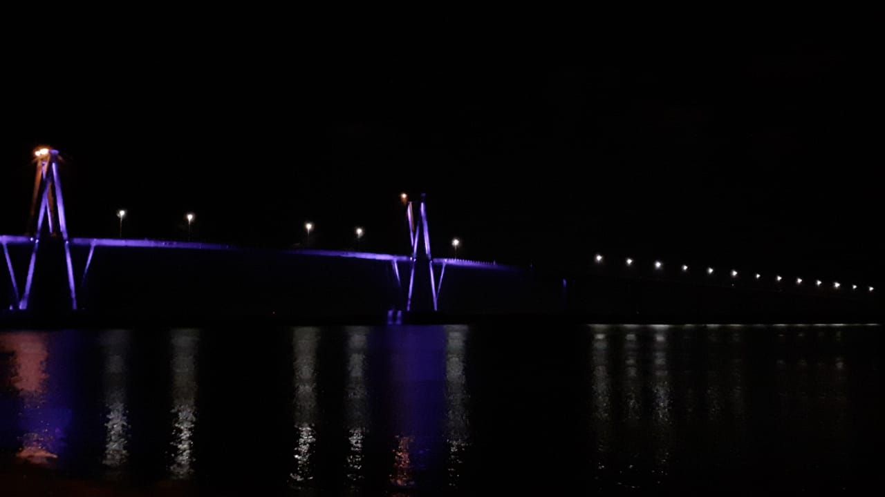 El Puente Belgrano de violeta para concientizar sobre el buen trato a las personas mayores