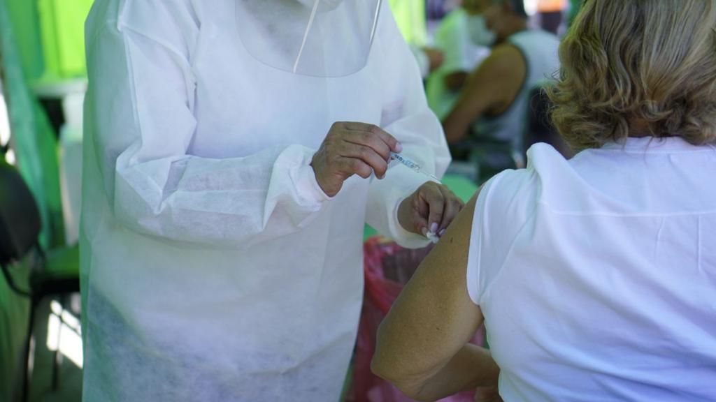 Aplicarán la segunda dosis de refuerzo a personas mayores de 50 años