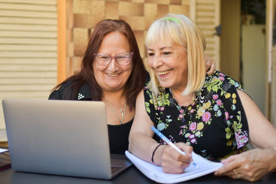 Inclusión Digital: La importancia de capacitar a personas mayores en el uso de herramientas tecnológicas