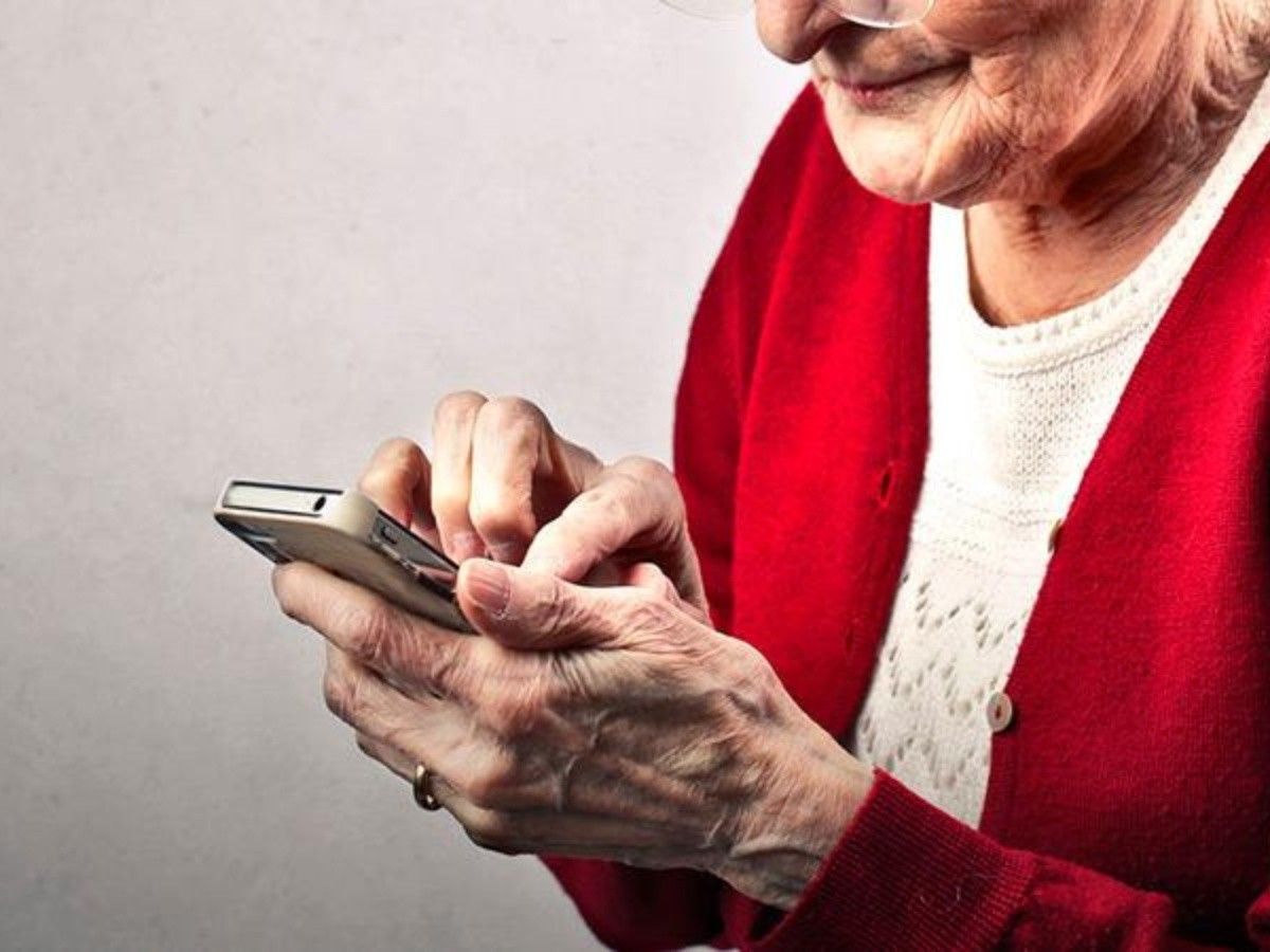 Cuáles son las vías de comunicación con el área de Adultos Mayores de Corrientes