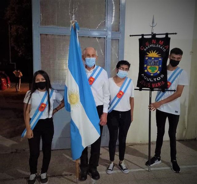 Alumno ejemplar: con 73 años terminará su secundario siendo abanderado