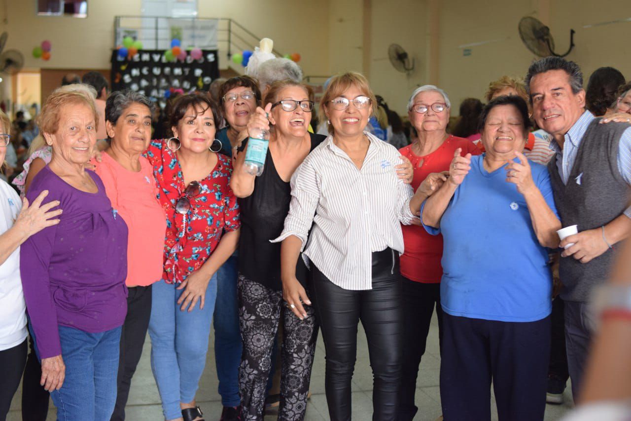 Programa ”Vivir Mejor”: AMdisfrutaron de encuentro bailable