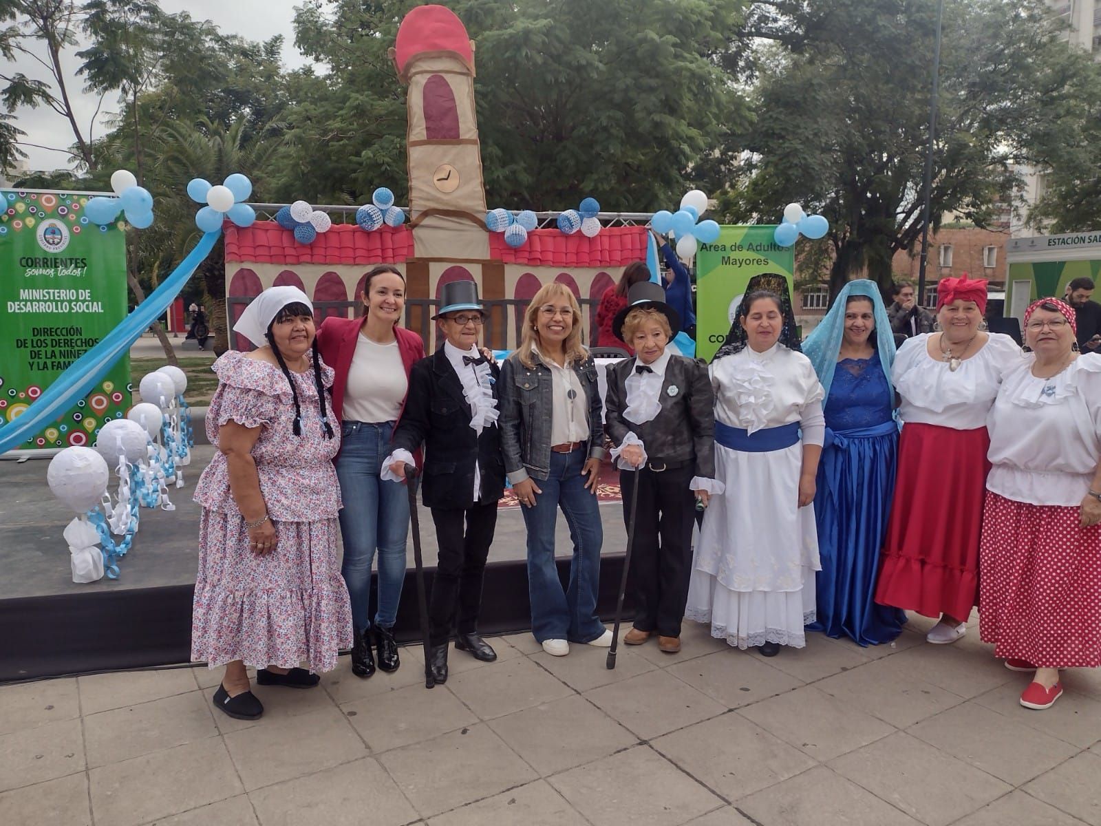 Fiesta Patria junto a los AMen la plaza Cabral