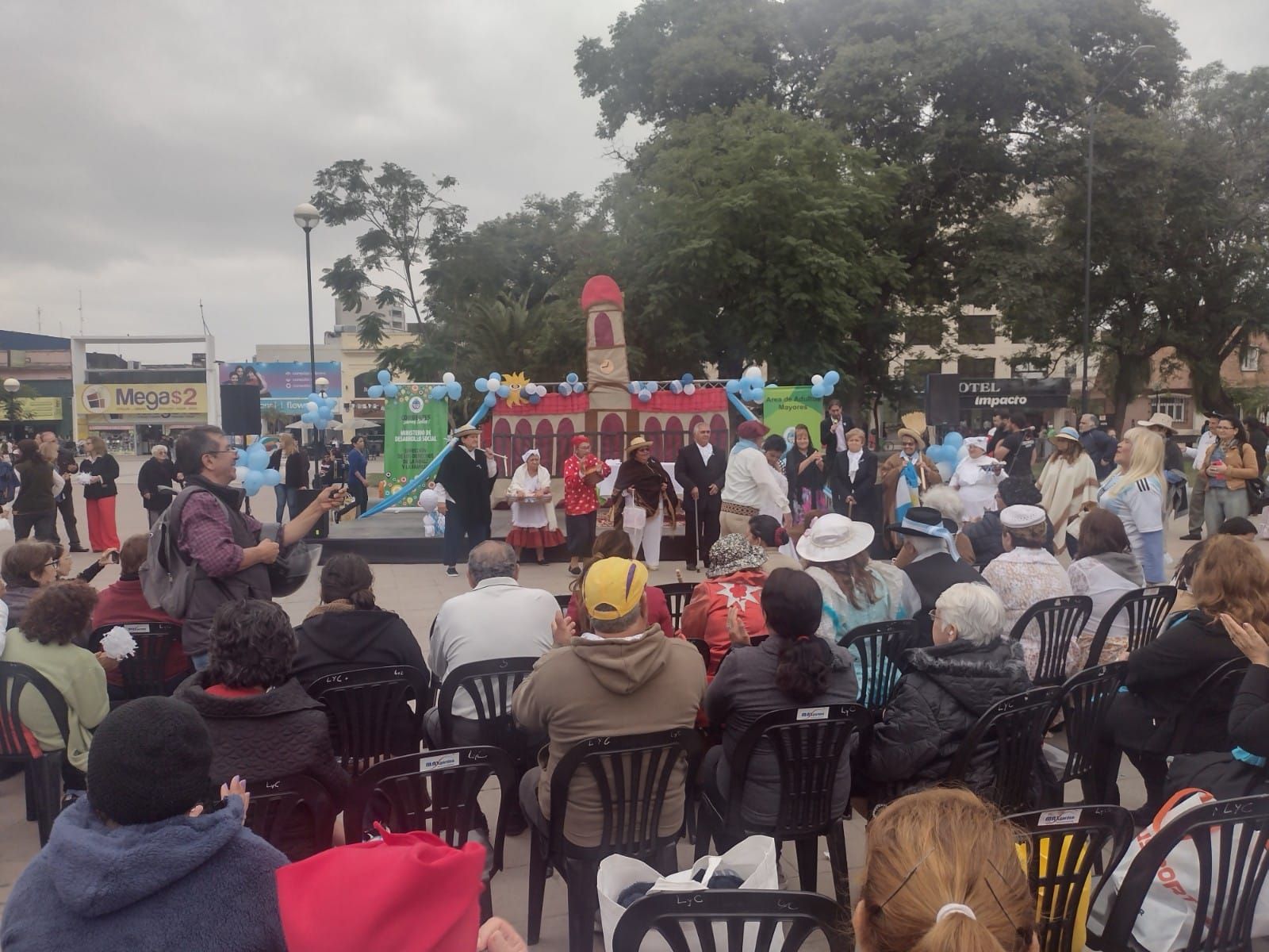 Fiesta Patria junto a los AMen la plaza Cabral