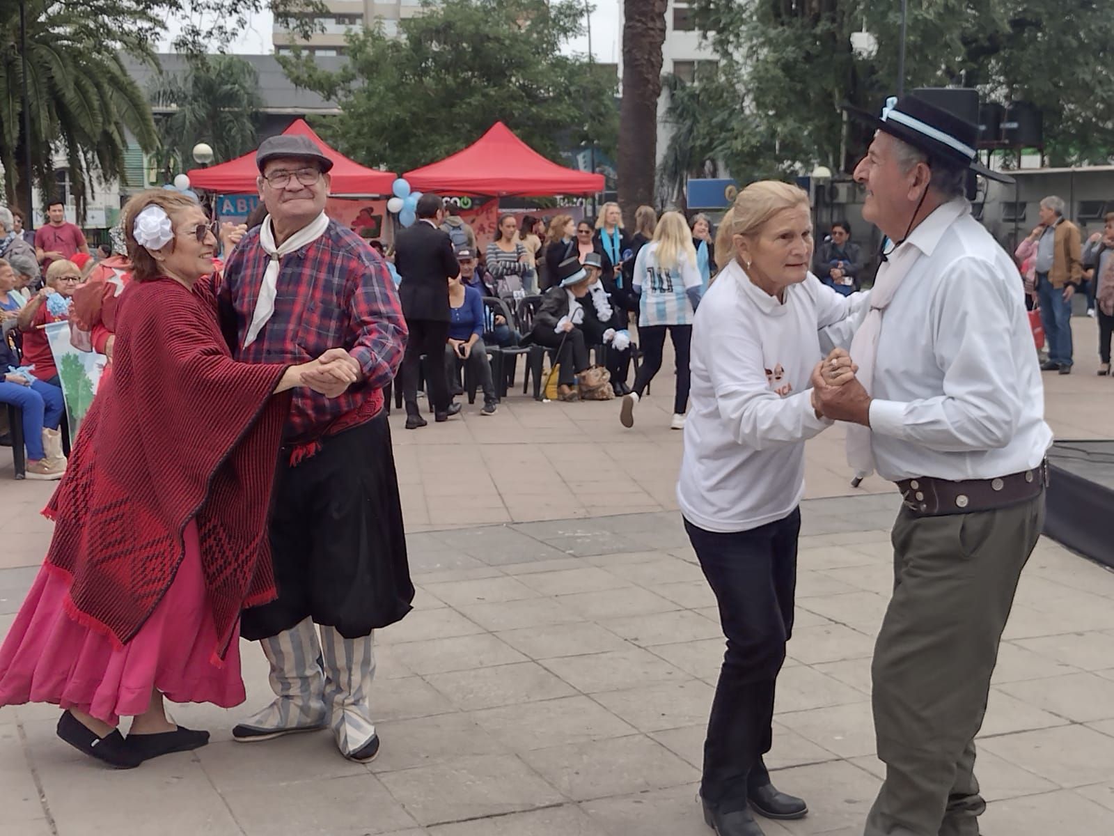 Fiesta Patria junto a los AMen la plaza Cabral