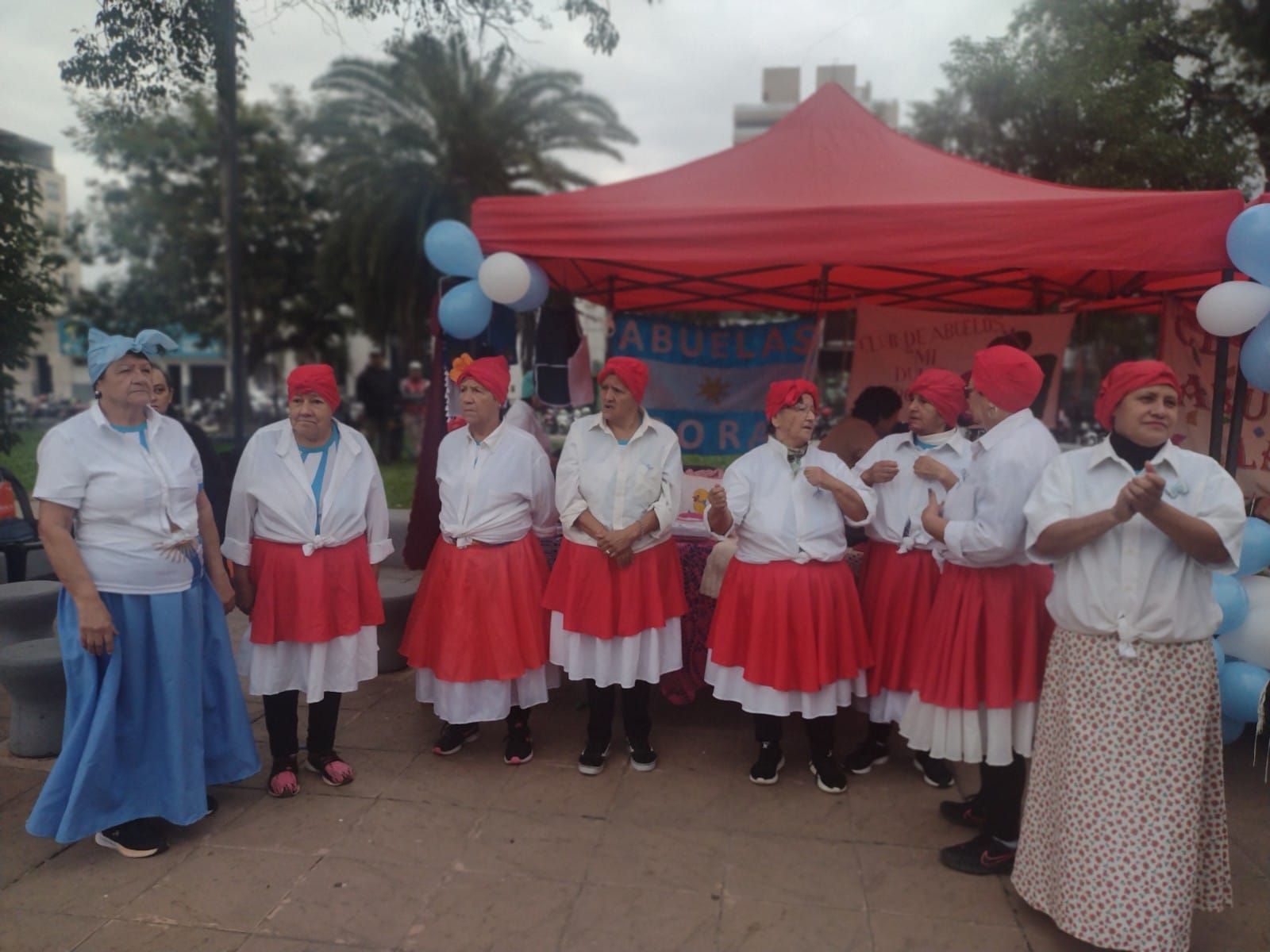 Fiesta Patria junto a los AMen la plaza Cabral