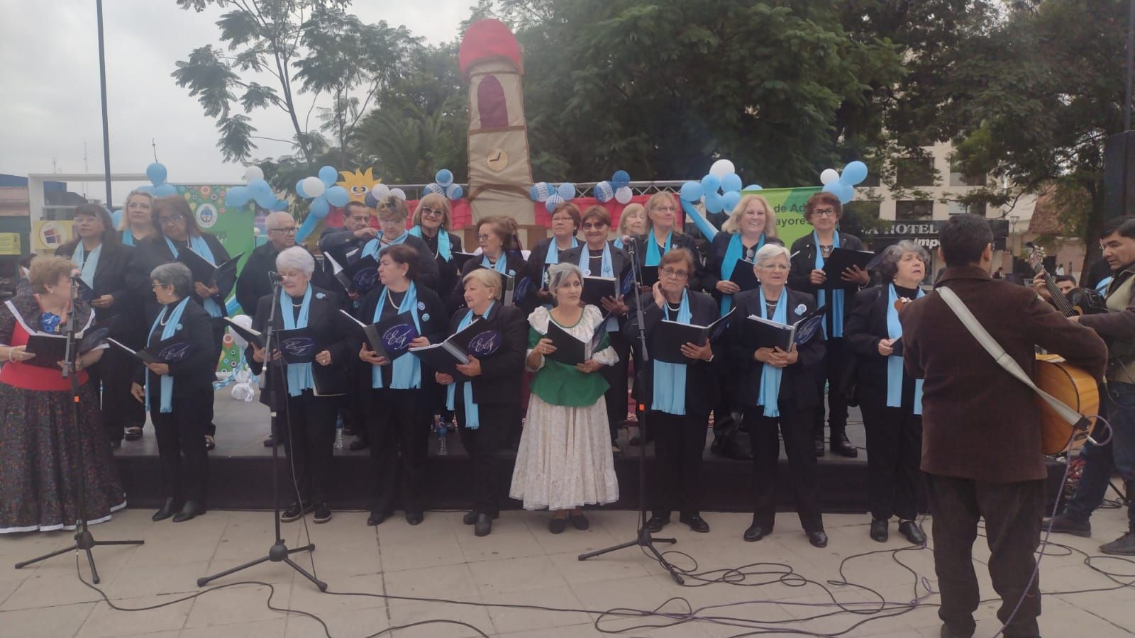 Fiesta Patria junto a los AMen la plaza Cabral