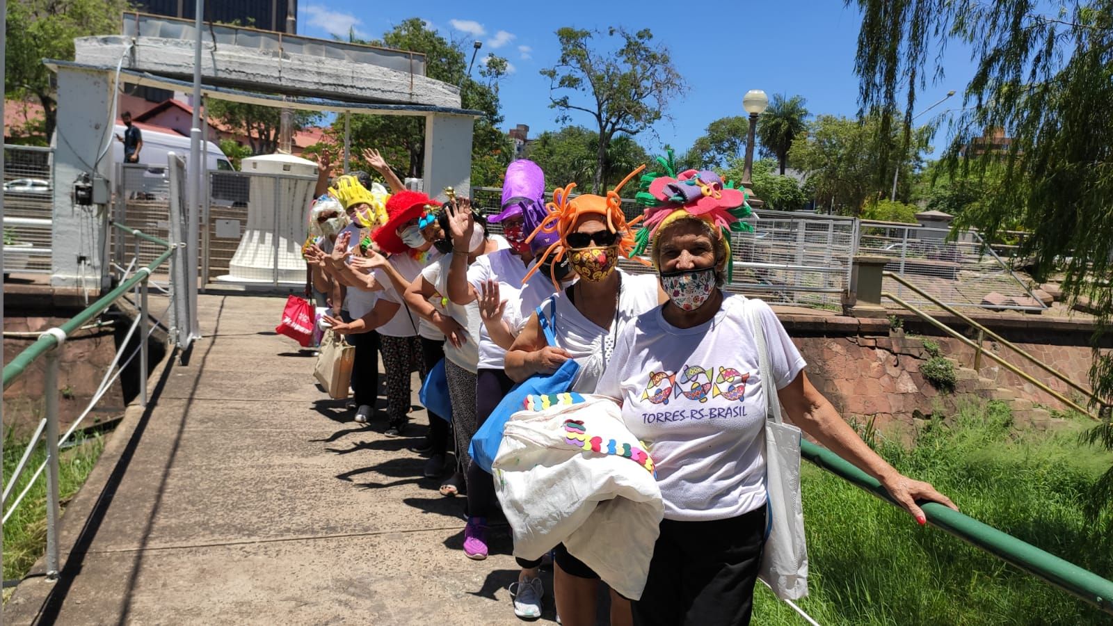 Adultos mayores de Paso de la Patria y de Capital visitaron la localidad de Santa Ana