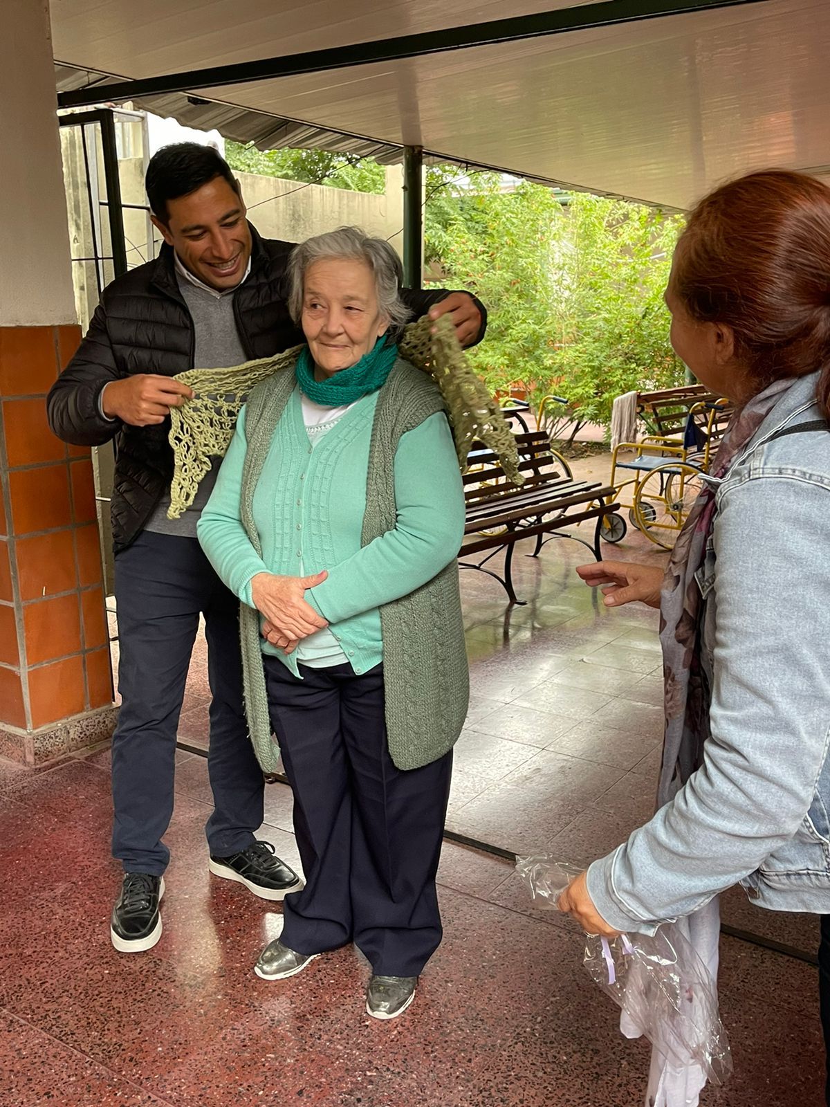 Más de cien prendas donó Manos Porá al Hogar “Juana Chapo”