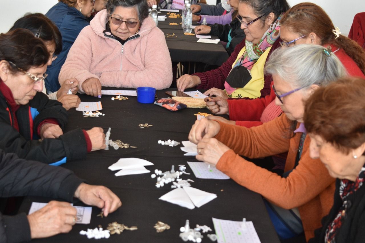 Personas mayores volvieron a juntarse en un encuentro con Bingo, bailes y premios