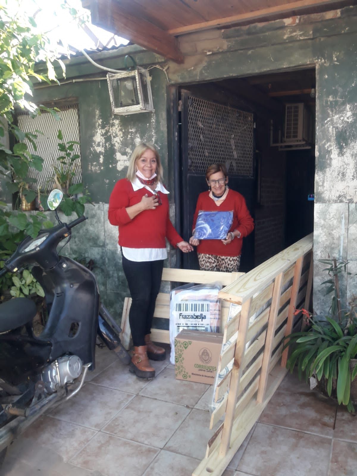 Desarrollo Social asistió con recursos a personas mayores en barrios de la ciudad