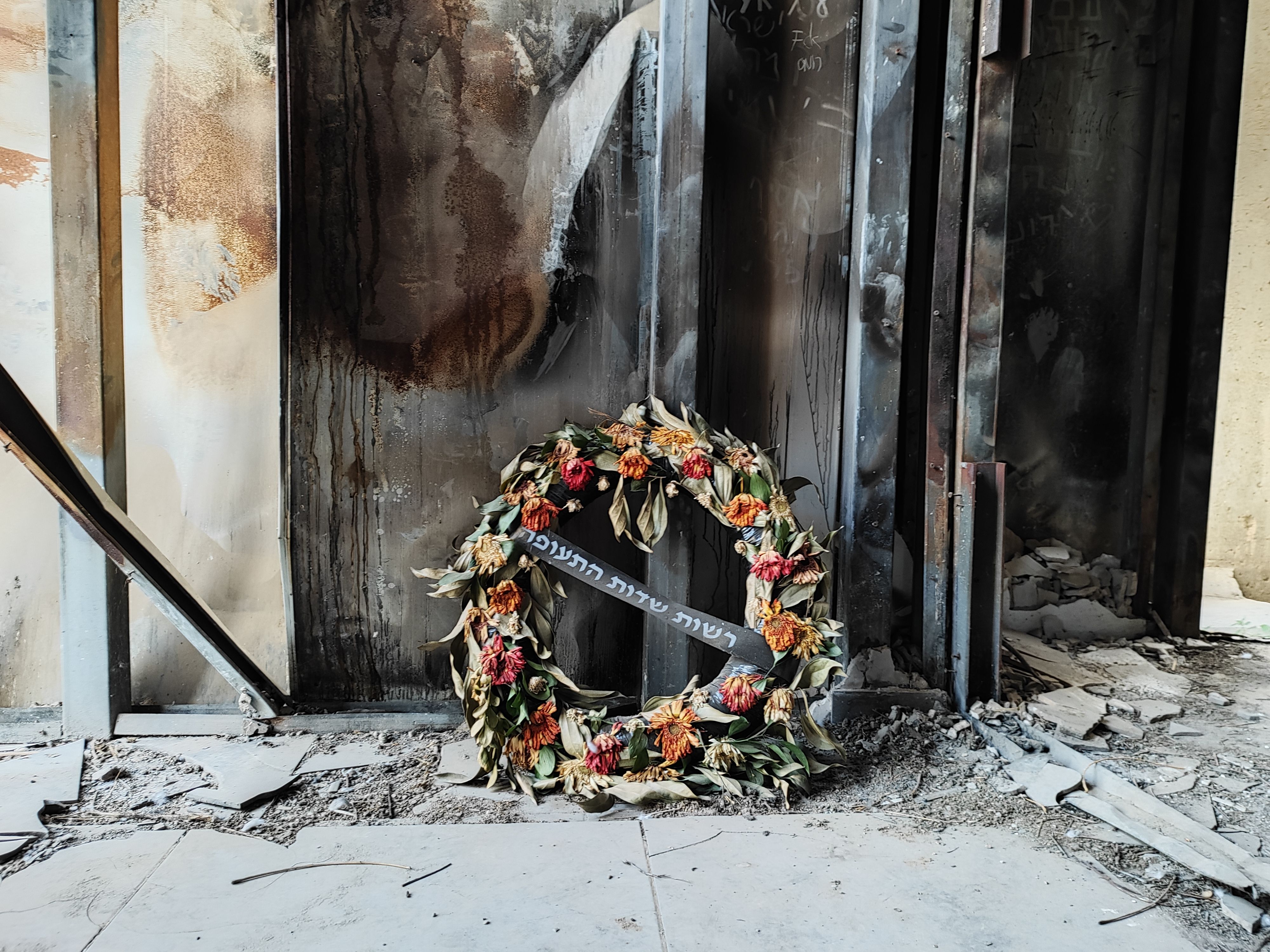 Un memorial improvisado en un edificio afectado por la violencia reciente. En Israel, la memoria no es discurso: es una herida visible.