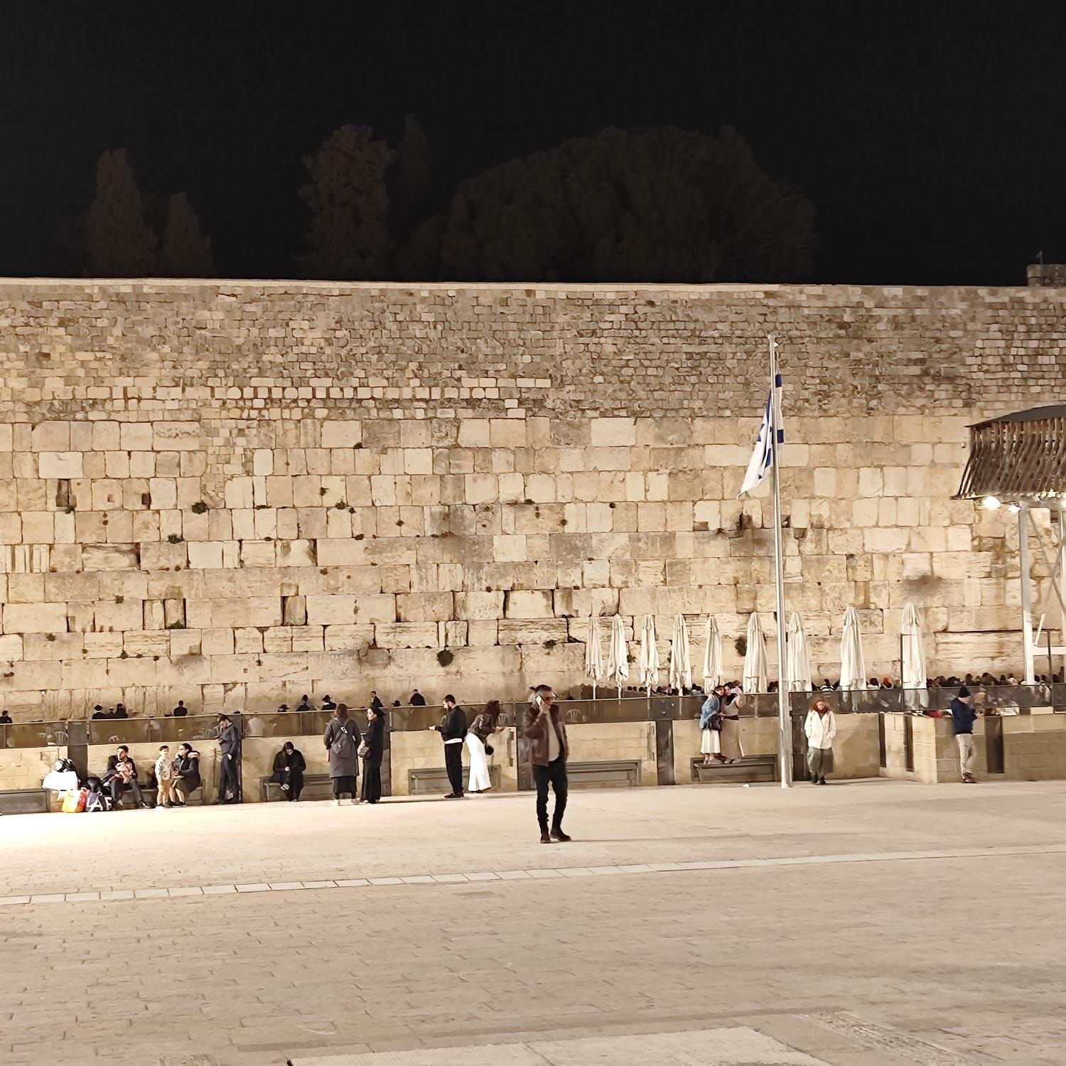 El Muro Occidental, uno de los sitios más sagrados del judaísmo, concentra oración y reflexión en una ciudad atravesada por la historia.
