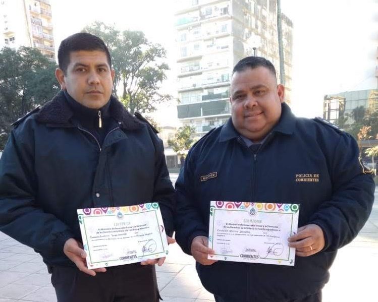 Destacan el acto humanitario del oficial que asistió a una persona mayor sin techo