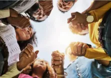 Del “yo” al “nosotros”: el desafío invisible de nuestra época. Por Tona Galvaliz